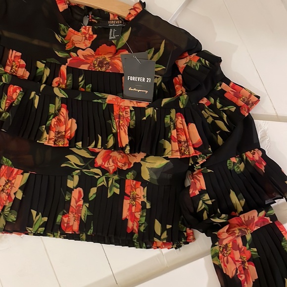 Forever 21 NWT Sheer floral crop top with layered ruffles. - Picture 4 of 5